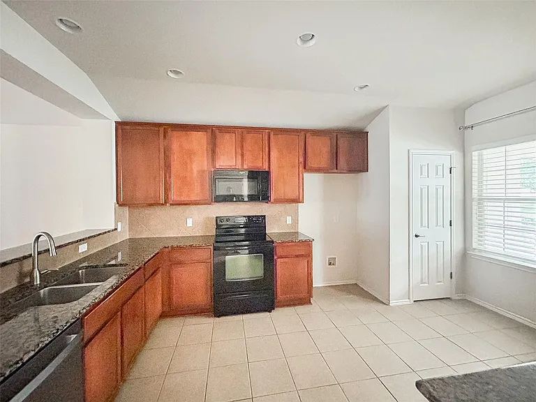 7810 Squirrel Hollow Dr — Photo 12