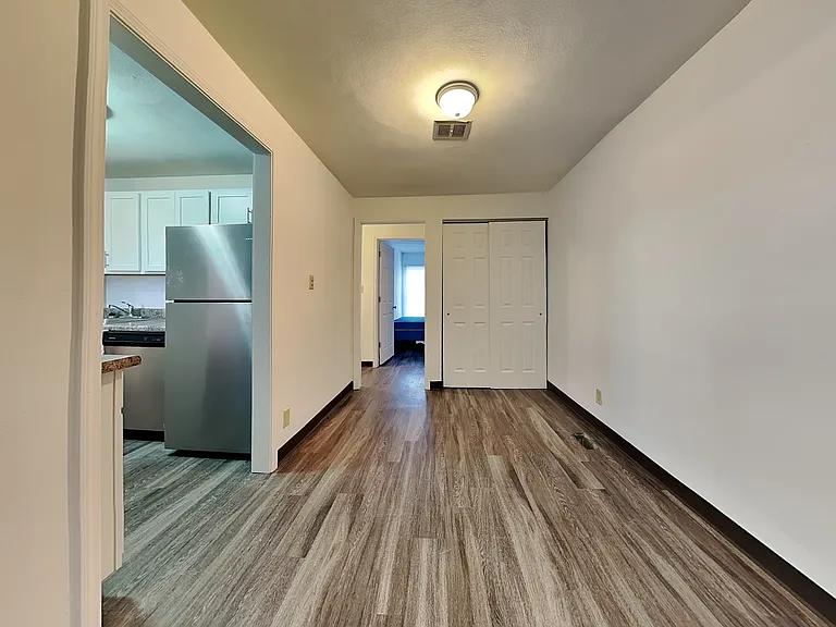 506 E White St #10 — Photo 4