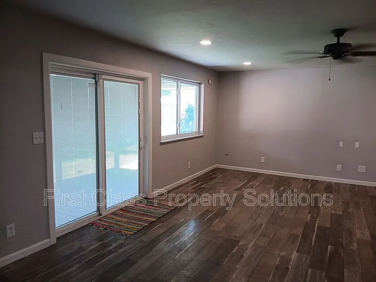 1205 S Howard Ave — Photo 14