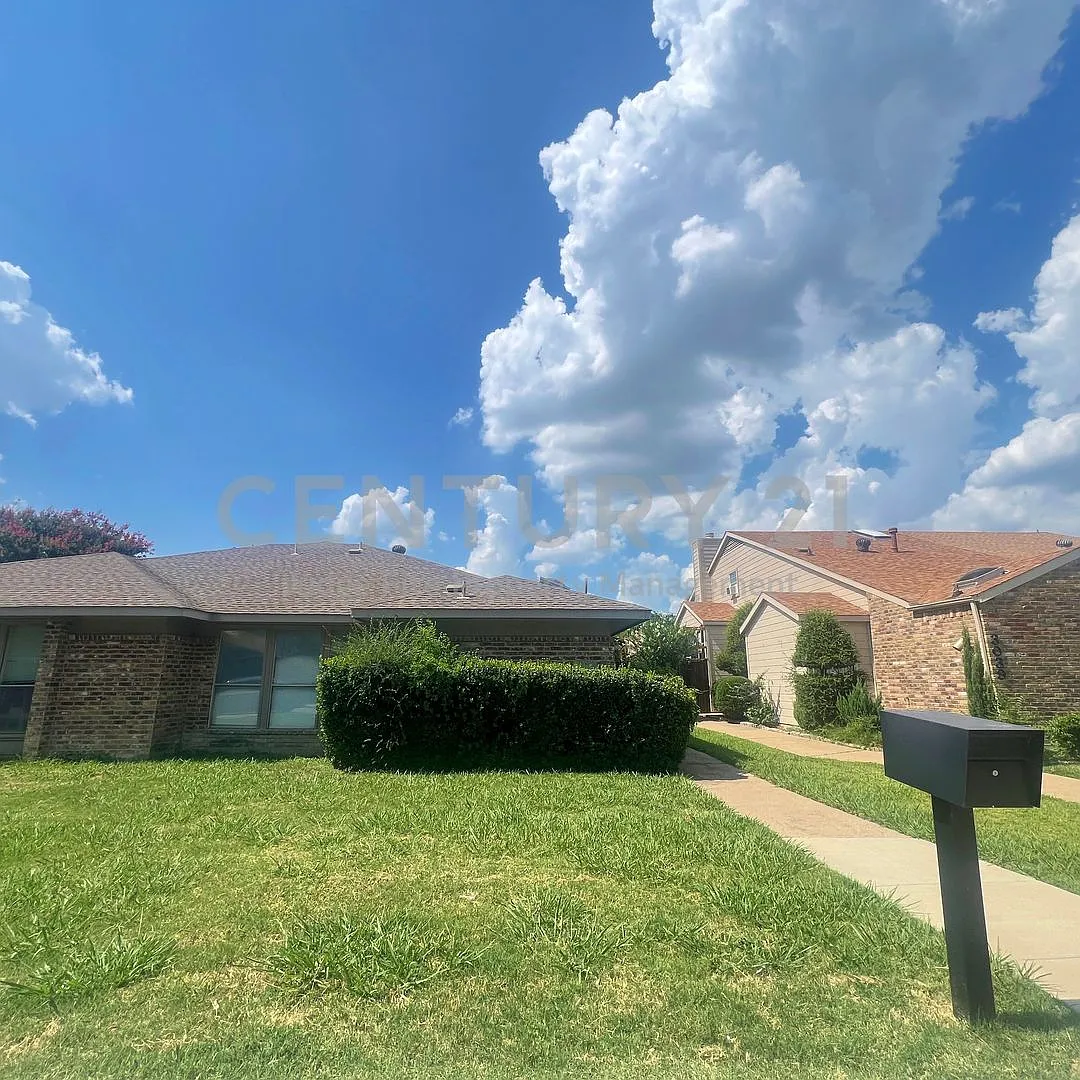 Well Maintained 3/2/2 Duplex Ready For Rent! — Photo 1