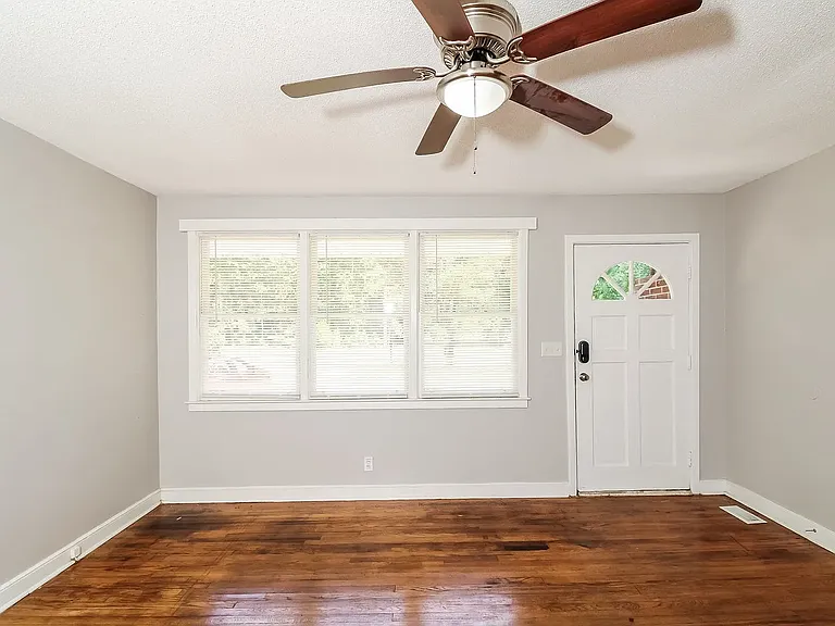 1171 Medfield Rd — Photo 2