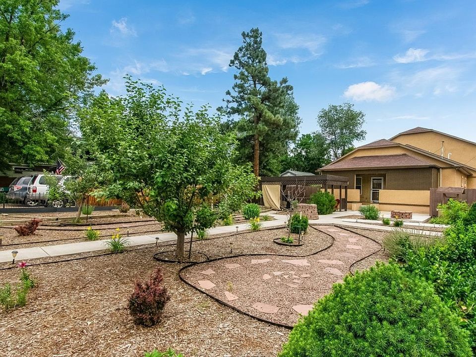 Large front garden with west-facing view.