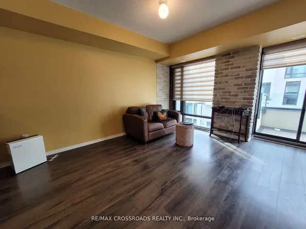 134 Widdicombe Hill Blvd #202, Toronto, ON M9R 0A9