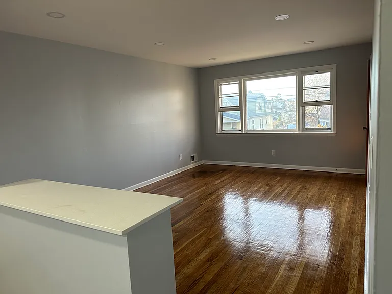 632 E Elm St — Photo 4