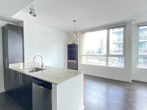 4th image of 300 Berry St Unit 510