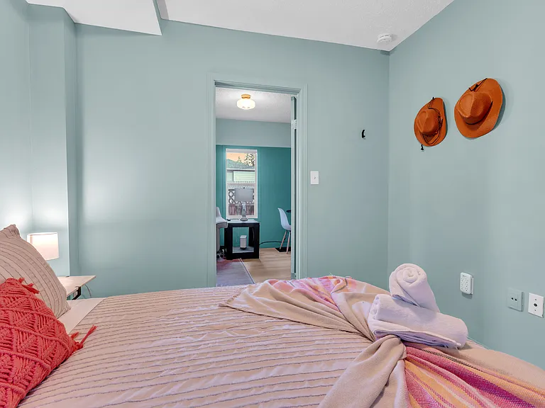 1147 E 8th St SE — Photo 18