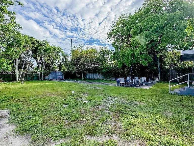 2740 Dewey St — Photo 14