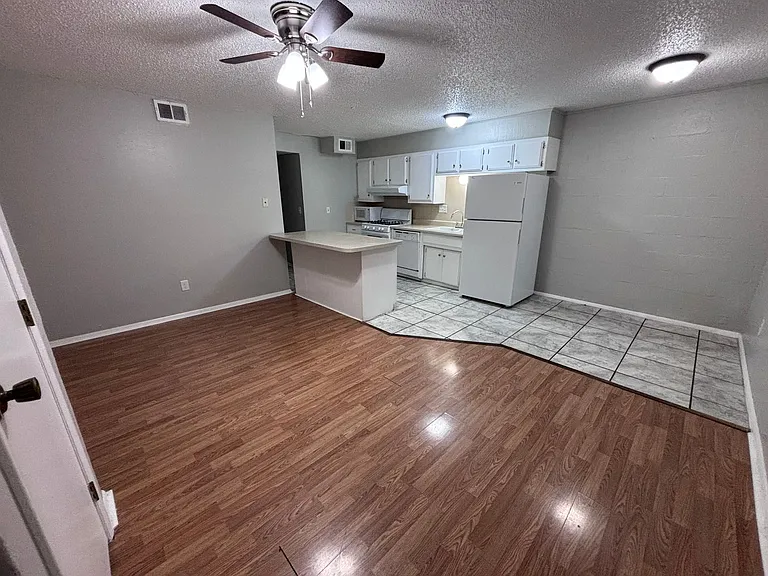 320 E Edwards St #6 — Photo 6