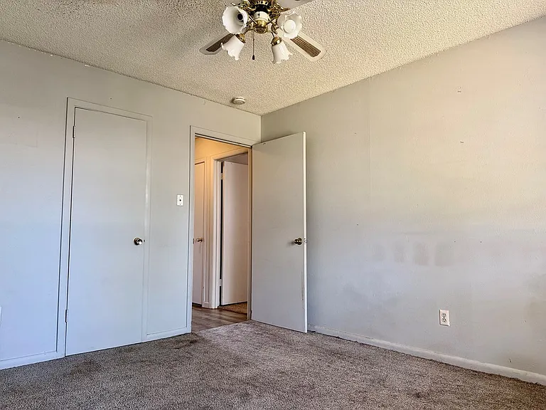 112 S Eisenhower Dr — Photo 8