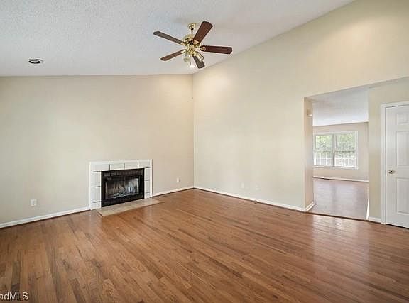 4th image of 914 Broad Ave