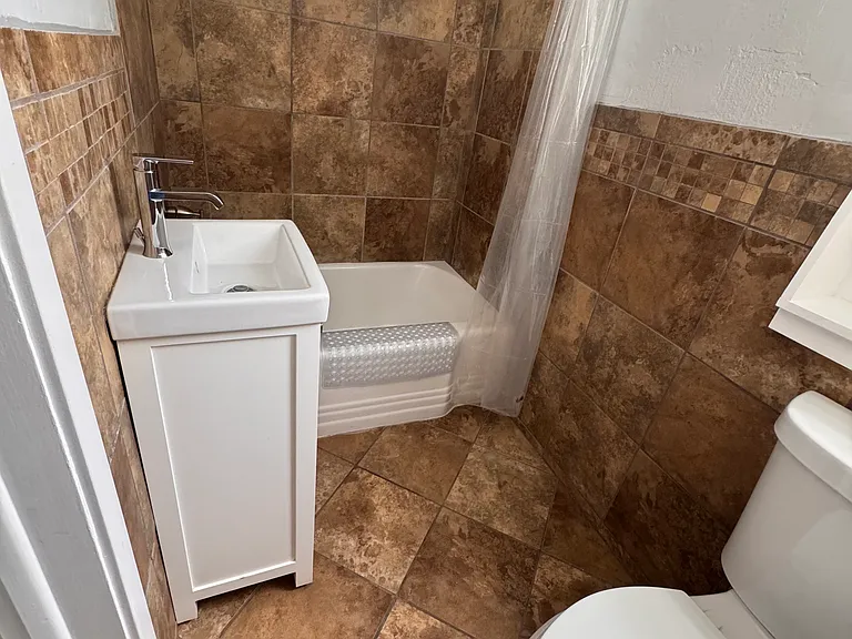 122 L St — Photo 11