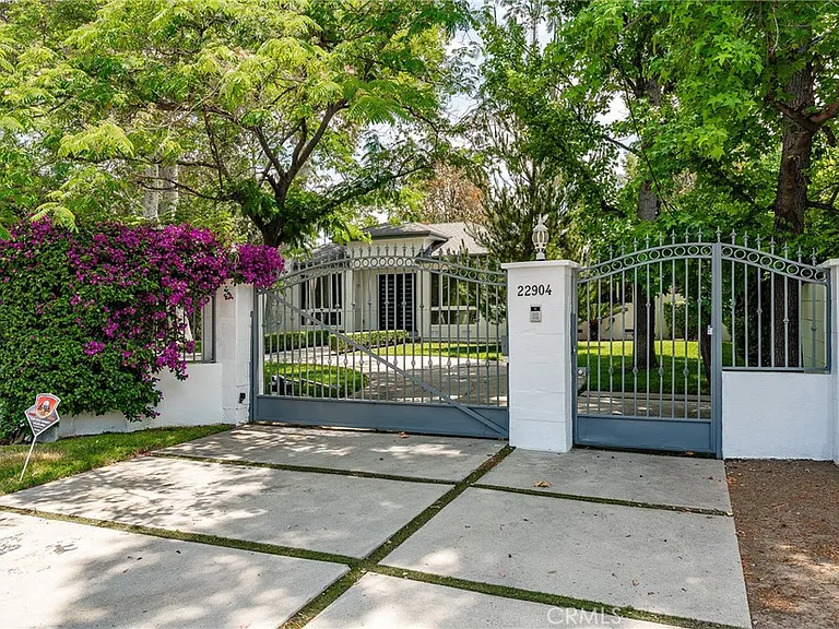 22904 Calvert St — Photo 1