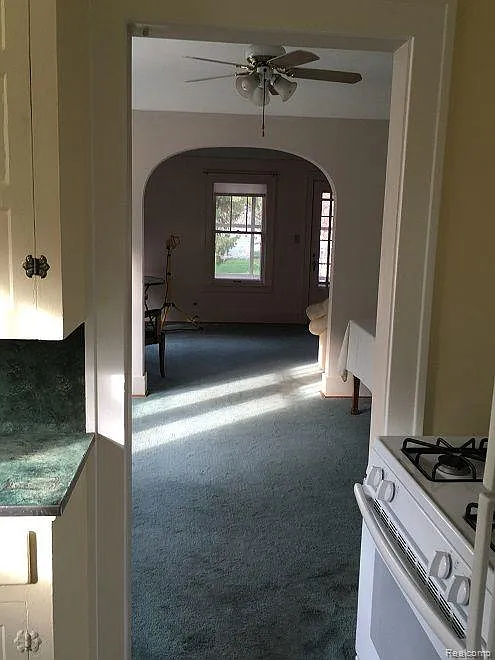 2 bed, 1.0 bath, 1100 sqft, $995 — Photo 2