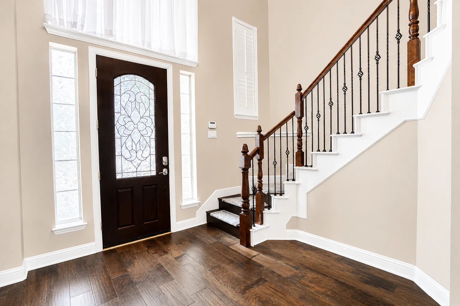 5 bed, 4289 sqft, $4,500 — Photo 2