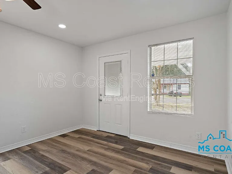 340 Hiller Dr — Photo 4