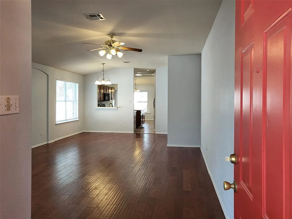 3 bed, 2.0 bath, 1631 sqft, $2,000 — Photo 4