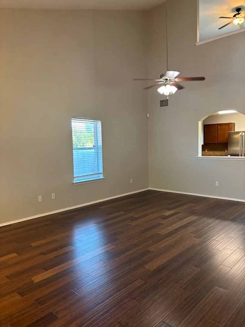 Spacious 2 story with cul-de-sac location — Photo 4