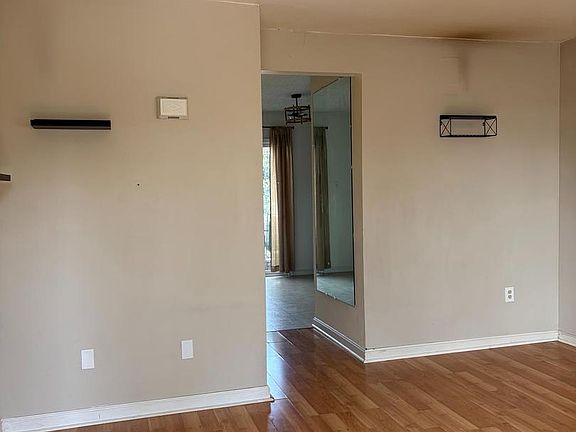 3rd image of 207 Greenhill Ct