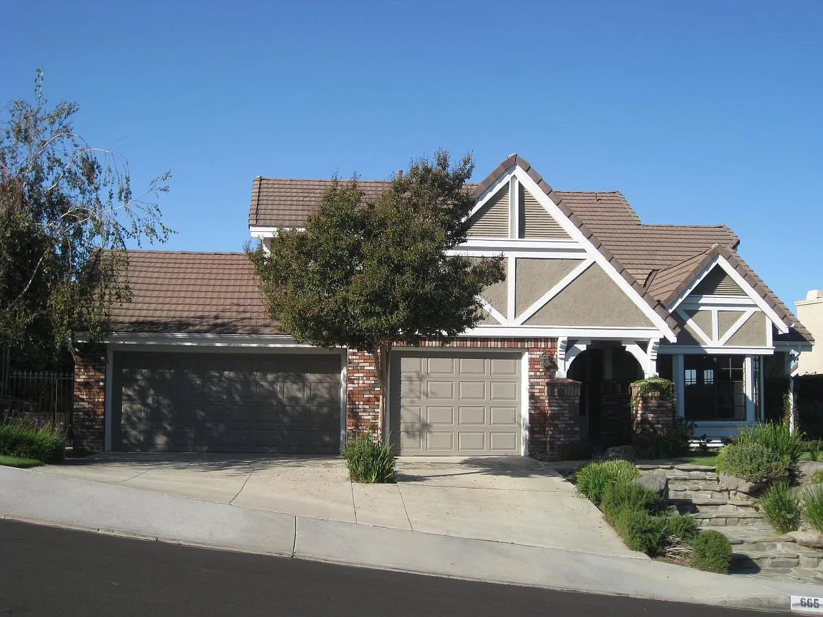 4 bed, 2457 sqft, $5,800 — Photo 1