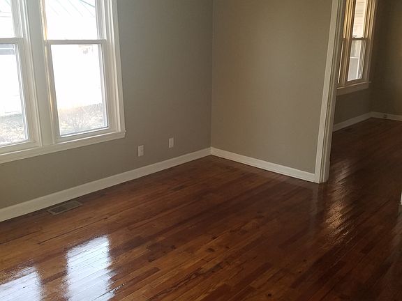 4th image of 1115 S Main Ave