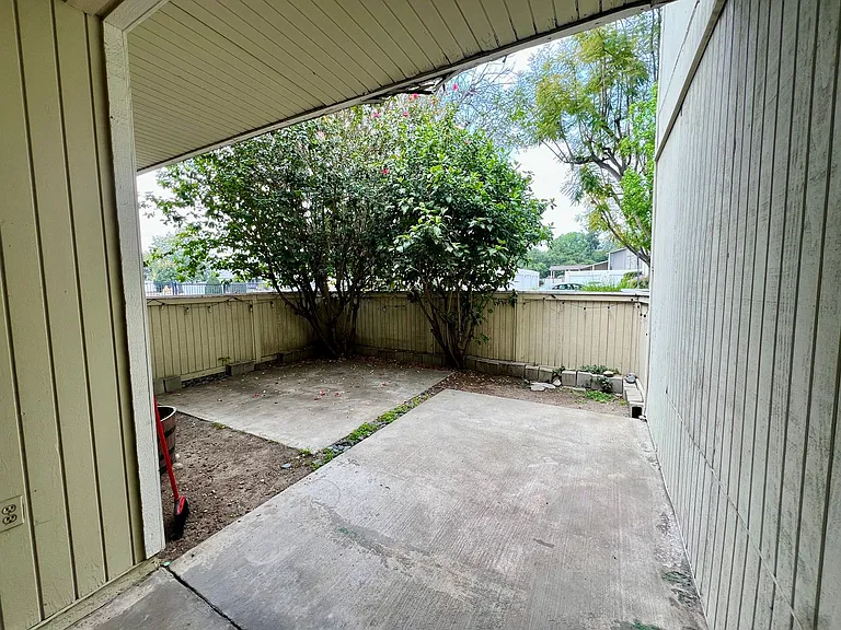 674 S Sycamore Ave — Photo 14