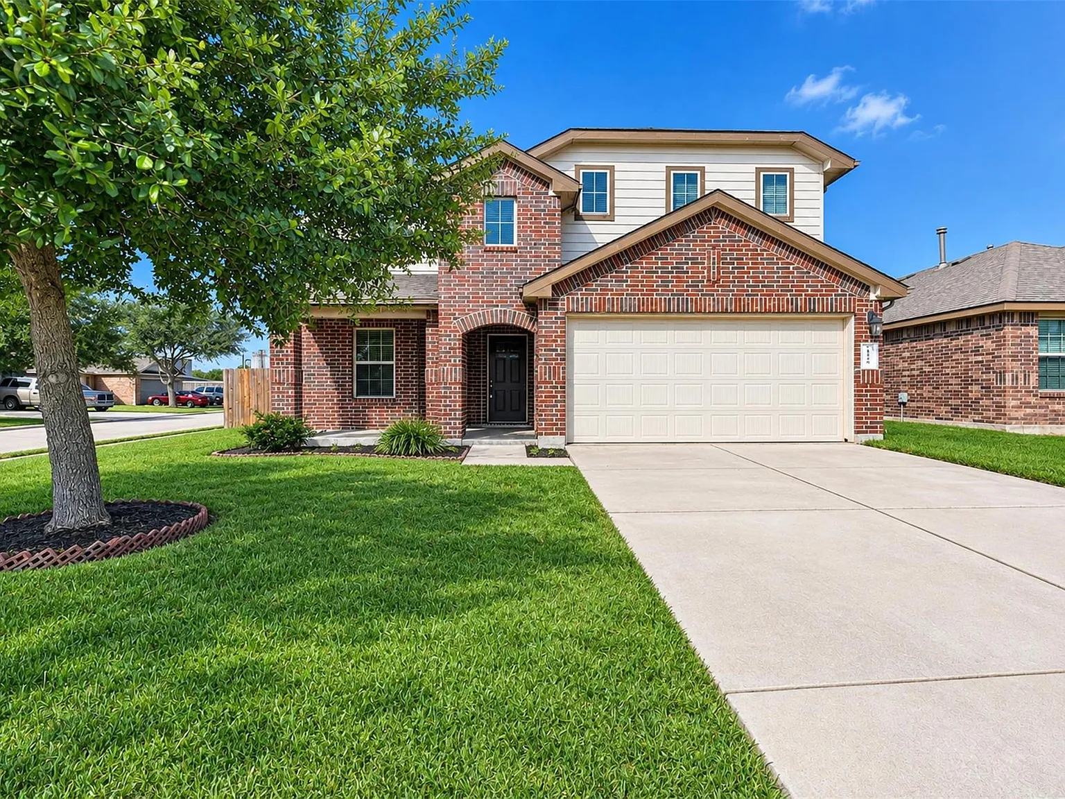 4 bed, 2.5 bath, 2398 sqft, $2,800 — Photo 2