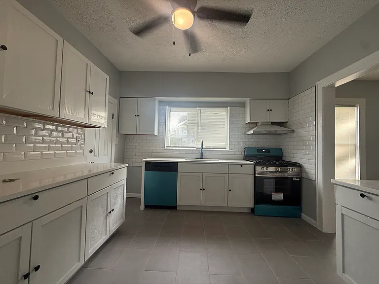 1435 W 50th St — Photo 3
