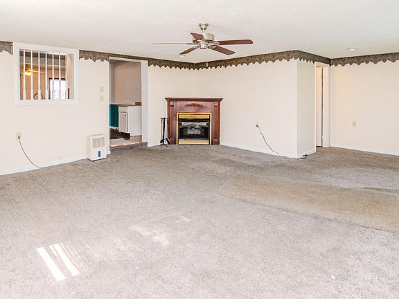 5th image of 260 Elaine Dr