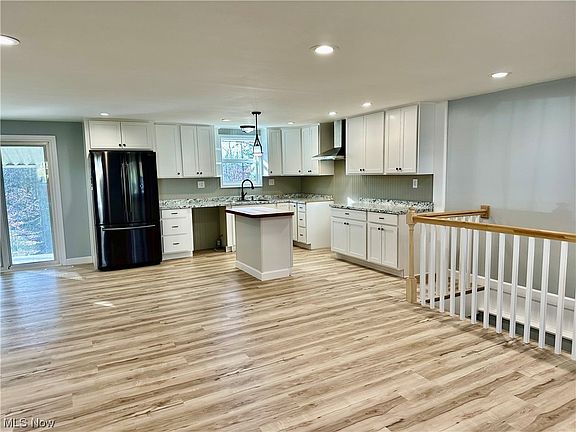 5th image of 42 Juanita Dr