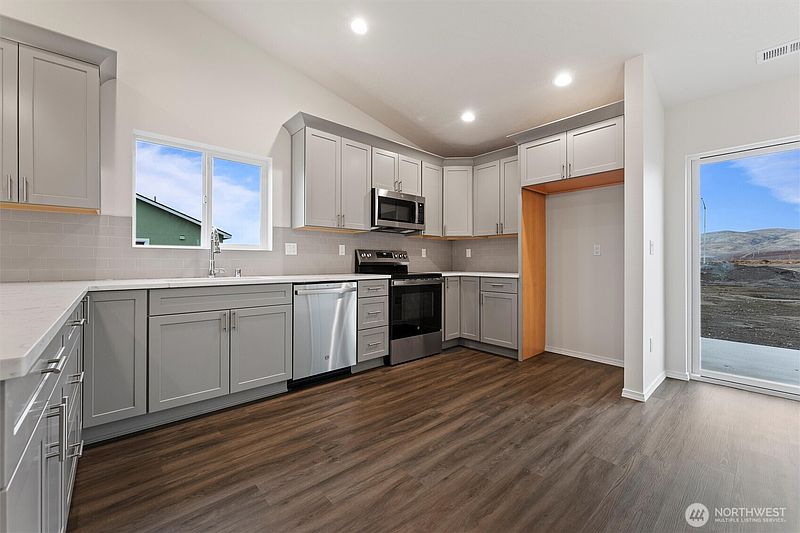 5th image of 924 La Vista Drive