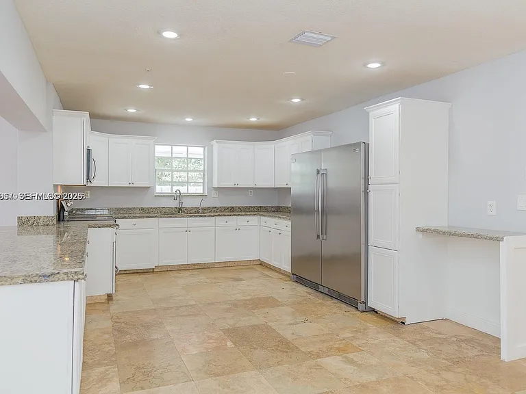 5520 Hayes St — Photo 4