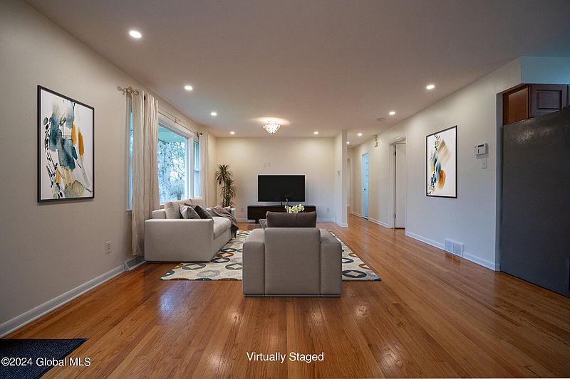 4th image of 83 Lawnridge Avenue