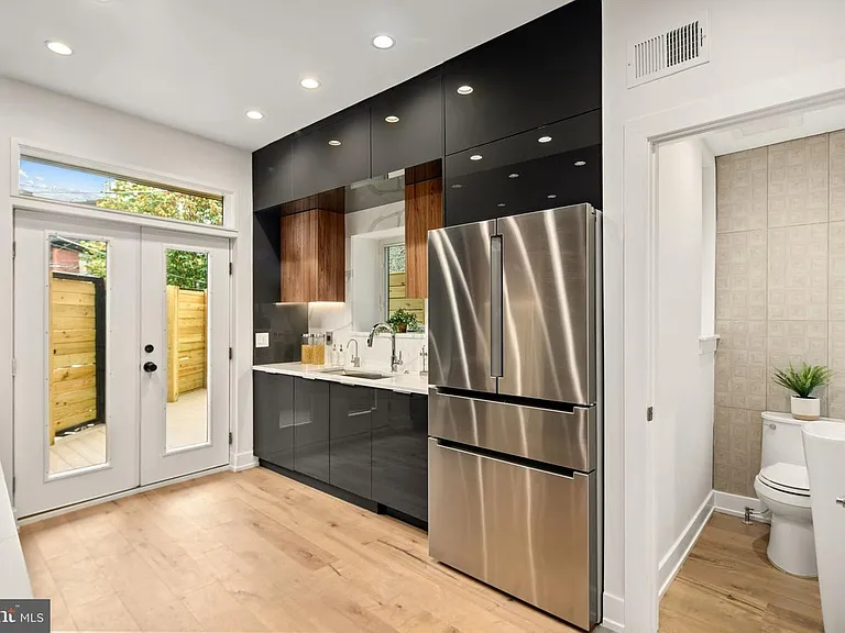 2403 Grays Ferry Ave — Photo 9