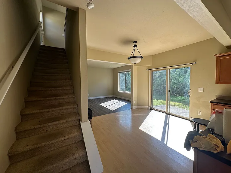 901 Gladstone St — Photo 3