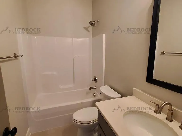 617 Wellingburg Rd SE — Photo 8