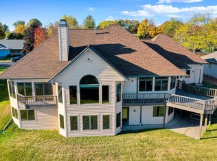 1041 Crestview Dr, Wrightstown, WI 54180