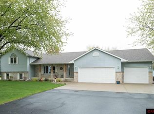 10 Hensonshire Ct, Mankato, MN 56001