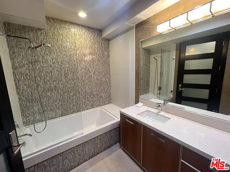 6425 Weidlake Dr — Photo 43
