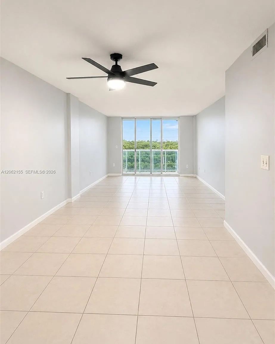 Stratford House Condo — Photo 2