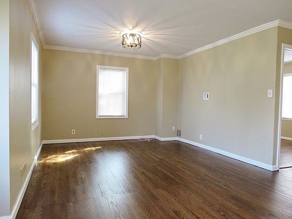 3rd image of 19 Willet Ave