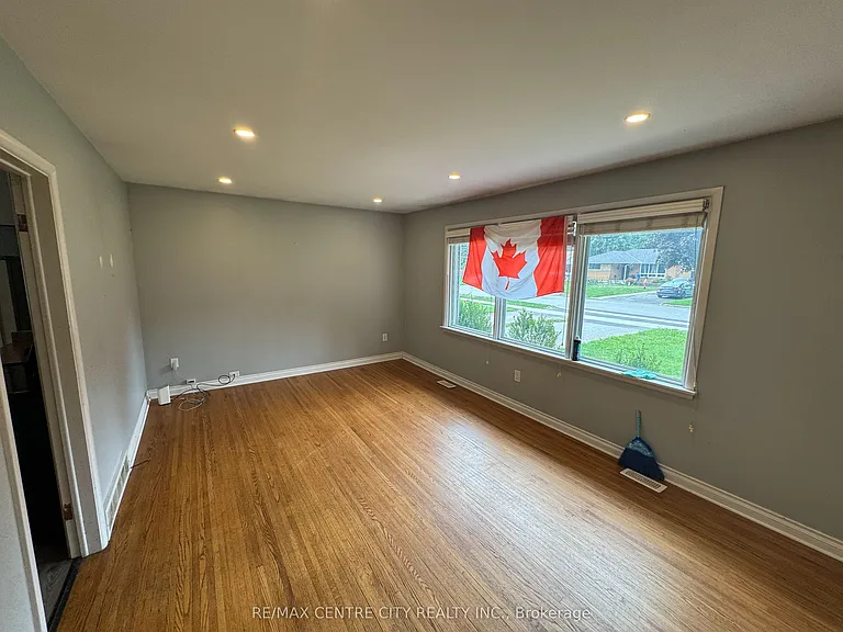 10 Tewksbury Cres — Photo 7