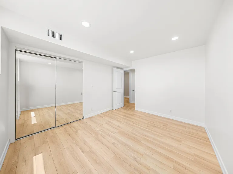 570 W Stocker St #216 — Photo 11