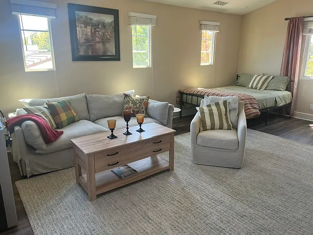 Room # 4 bedroom for rent - sitting area