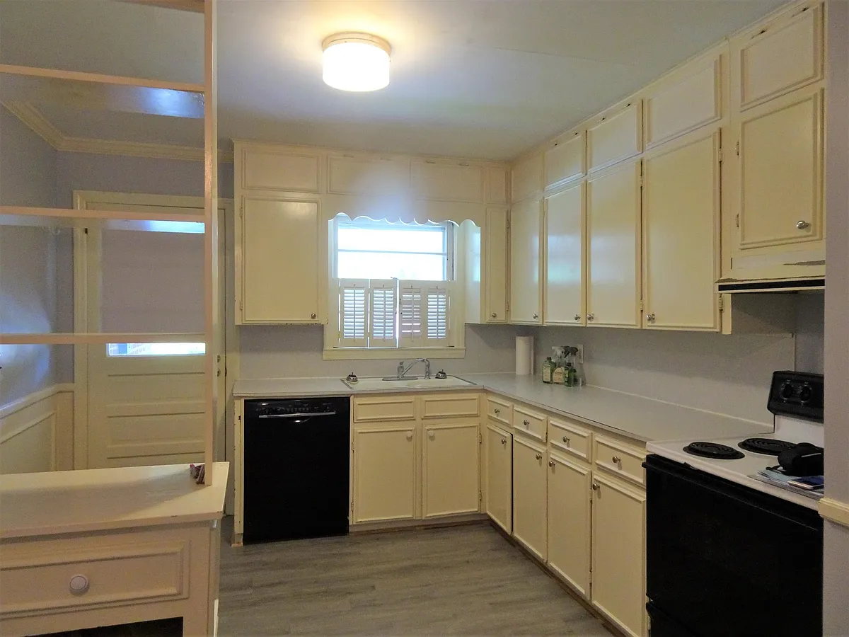 Kitchen - 1208 Lamont Dr