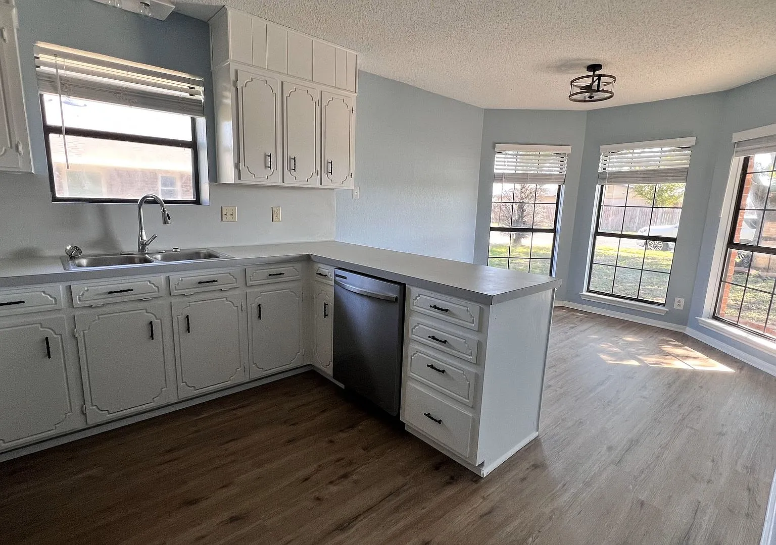 Three Bedroom Cozy Home Recently Remodeled! — Photo 4