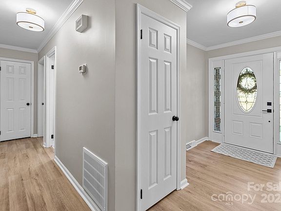 4th image of 109 Bradford Dr