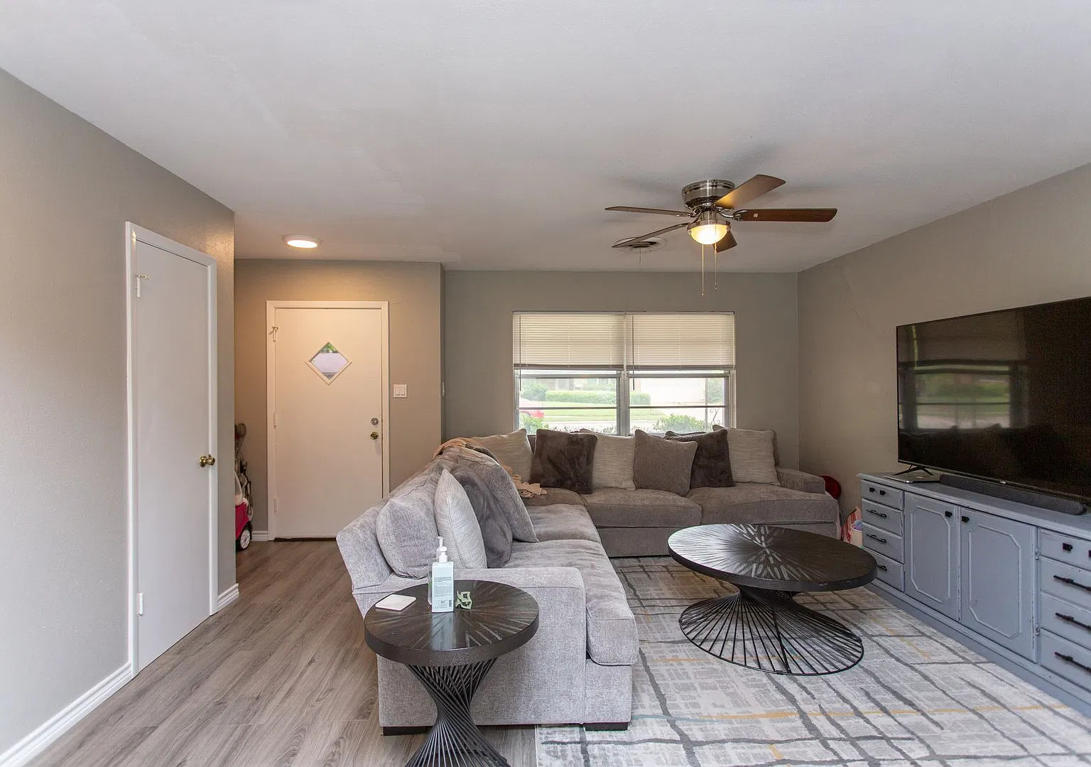 Beautiful 3 bedroom 2 bath Fountain Park Home — Photo 3