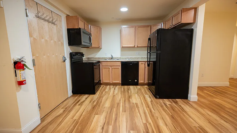 3 bed, 1.0 bath, $3,210 — Photo 2