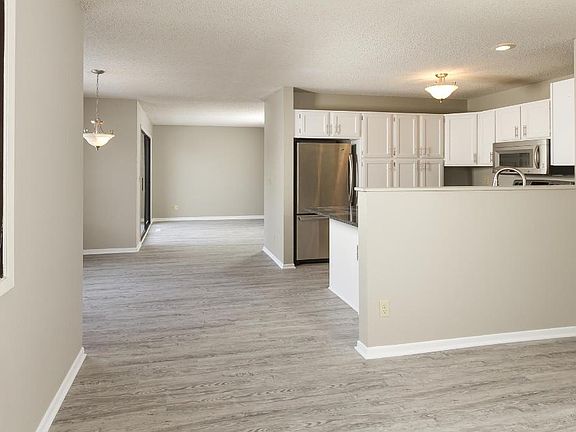 5th image of 5500 Pompano Dr APT D