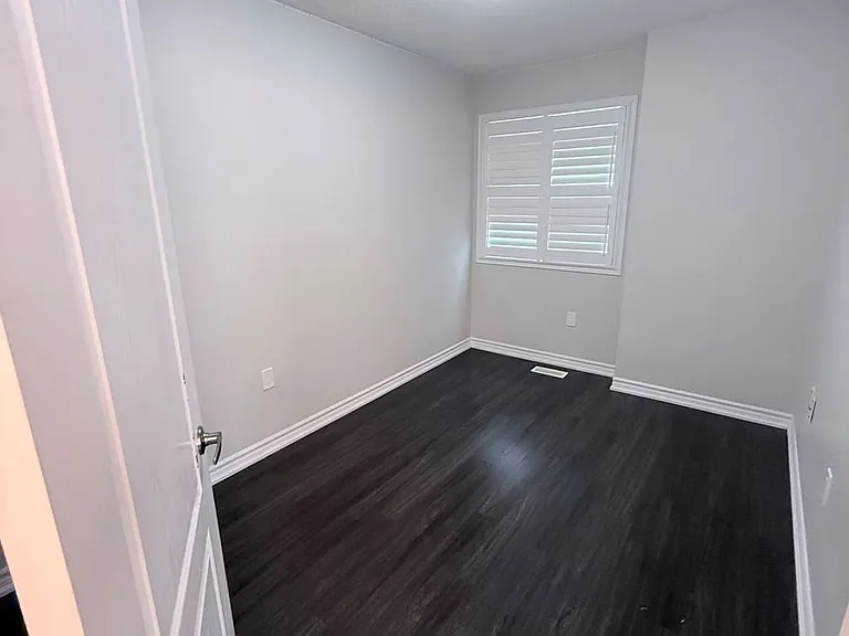 124 Crystalview Cres E — Photo 17